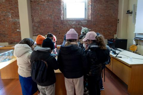 Bambini in visita alla mostra Donne e Scienza
